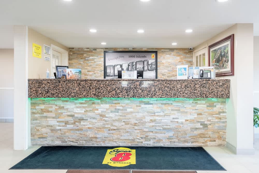Super 8 by Wyndham Gananoque - Country Squire Resort 2
