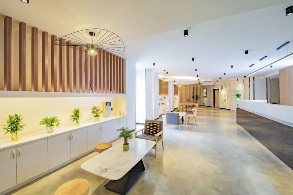 Changee Hotel (Haikou Qilou Old Street Nanya Plaza) 1