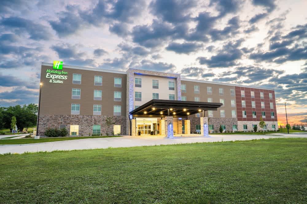 Holiday Inn Express & Suites Cedar Rapids NE - Marion by IHG 1