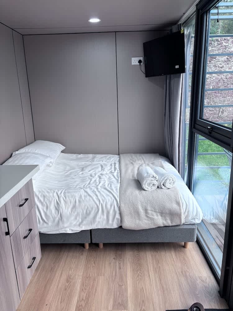 Glamping Pod with a Hot Tub in Orchard 2