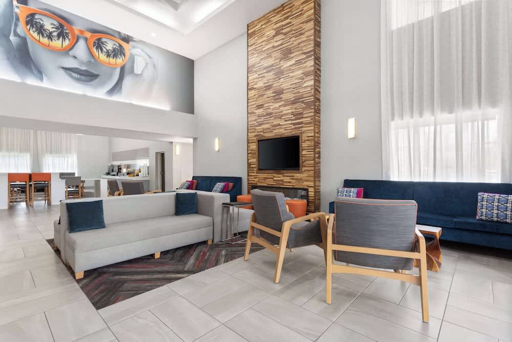 La Quinta Inn & Suites by Wyndham Ft. Pierce 2