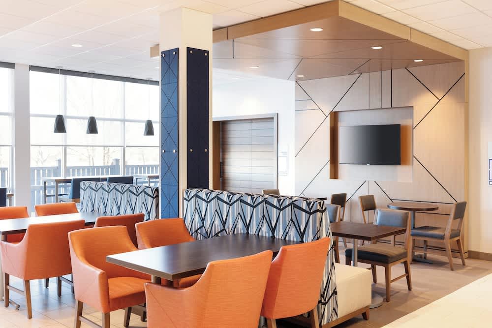 Holiday Inn Express & Suites Plainwell by IHG 2