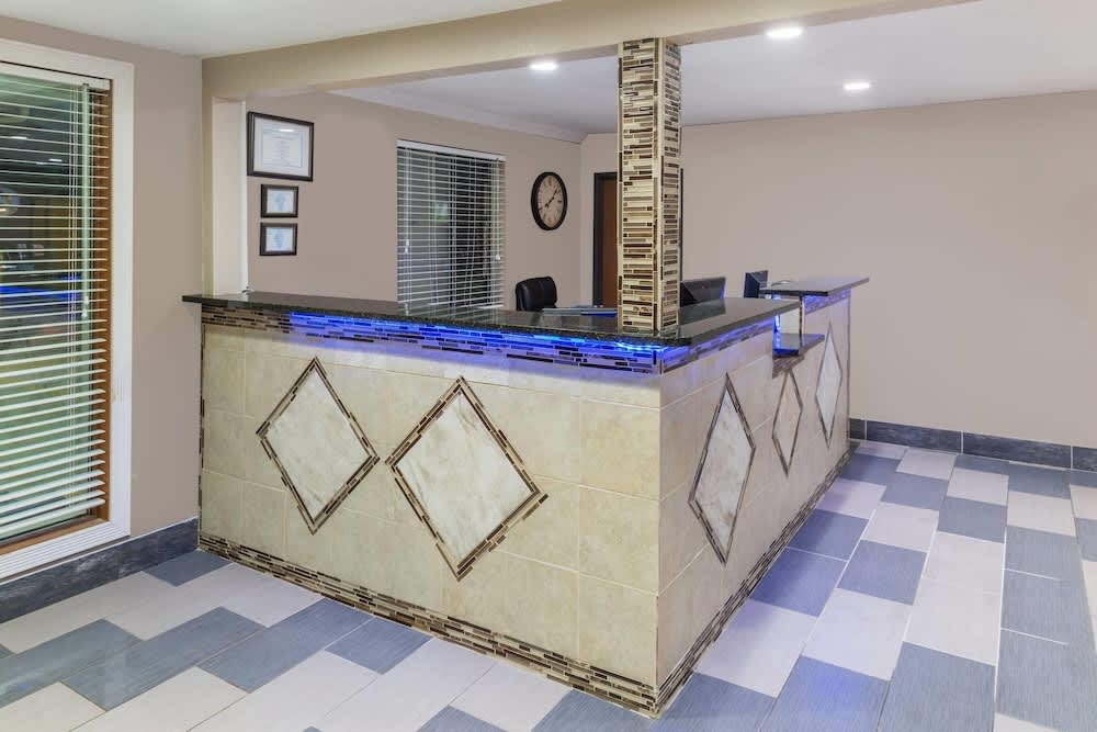 Super 8 by Wyndham Okawville 2