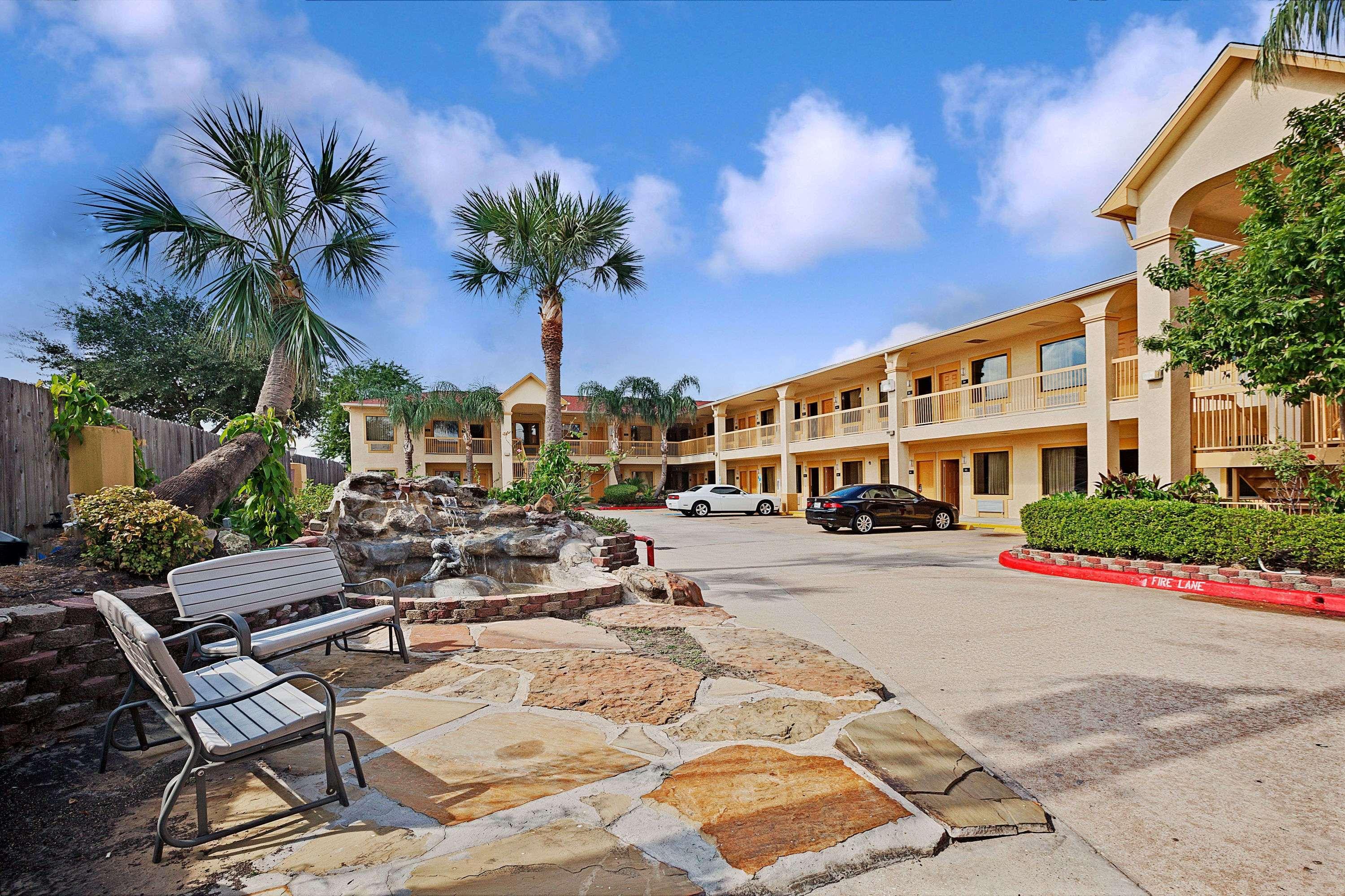 Super 8 by Wyndham Houston Hobby Airport South 2