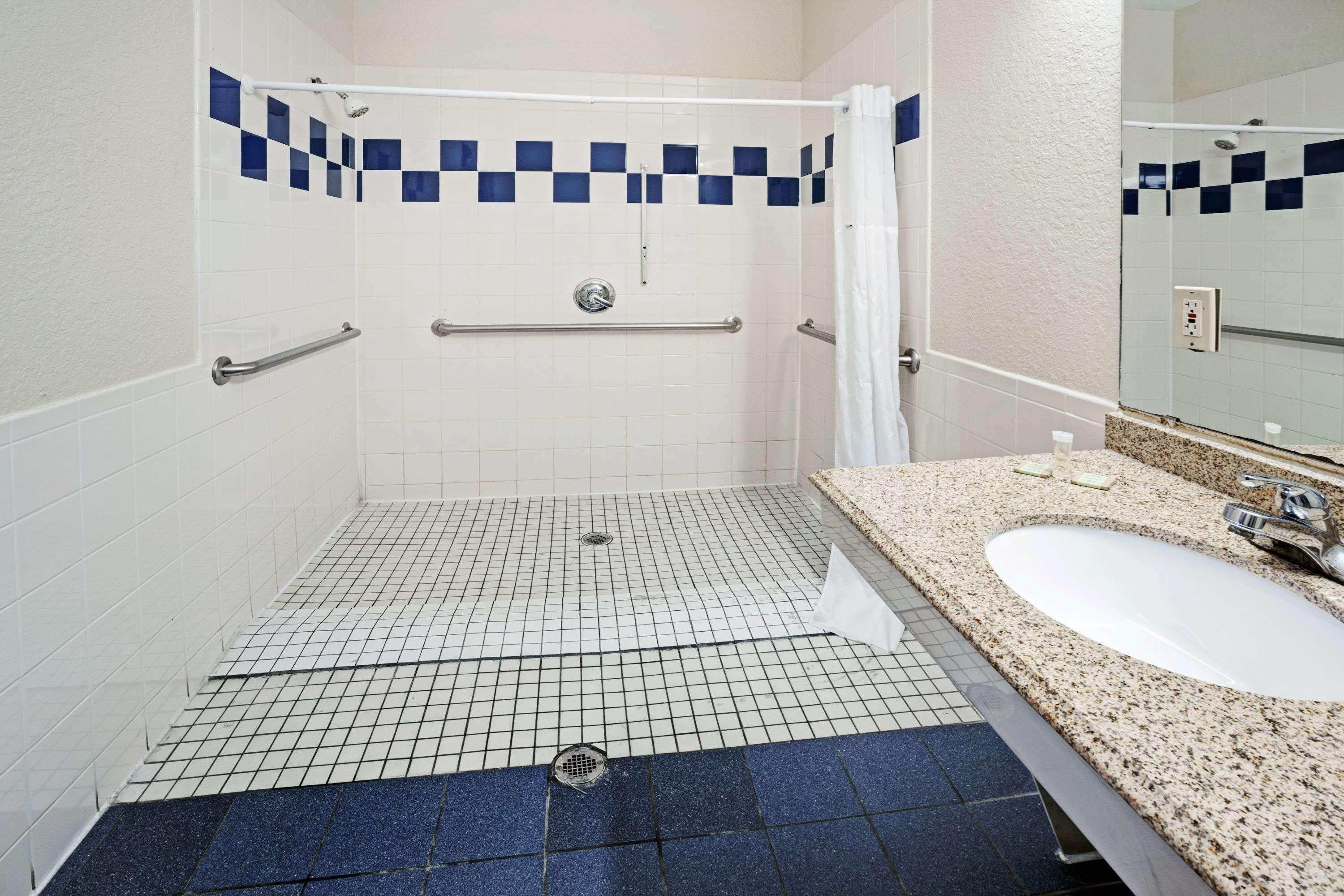 Super 8 by Wyndham Houston Hobby Airport South 1
