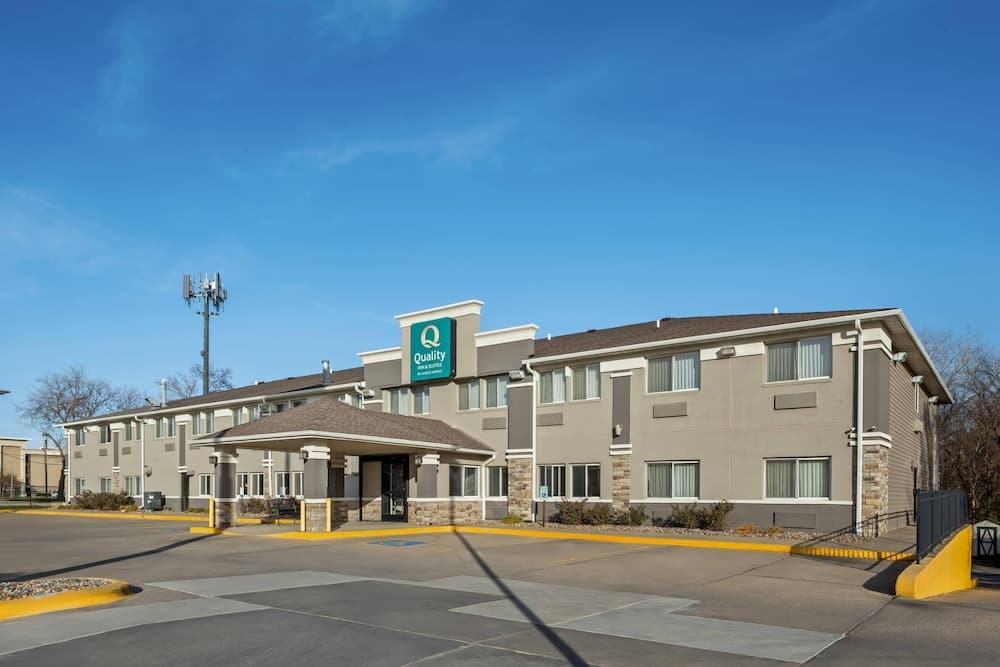Quality Inn & Suites Des Moines Airport 1