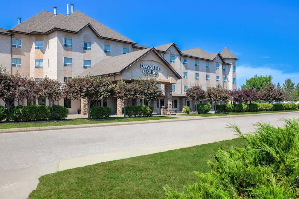 Days Inn & Suites by Wyndham West Edmonton 1