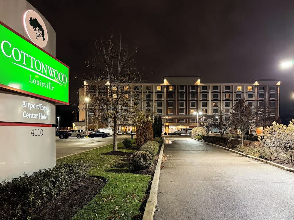 Cottonwood Airport & Expo Hotel Louisville 1