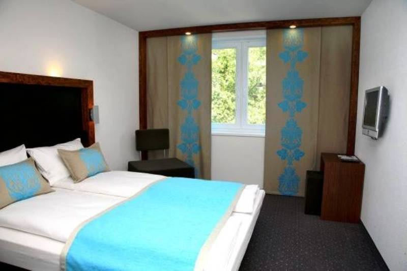 Motel One Frankfurt-Airport 2