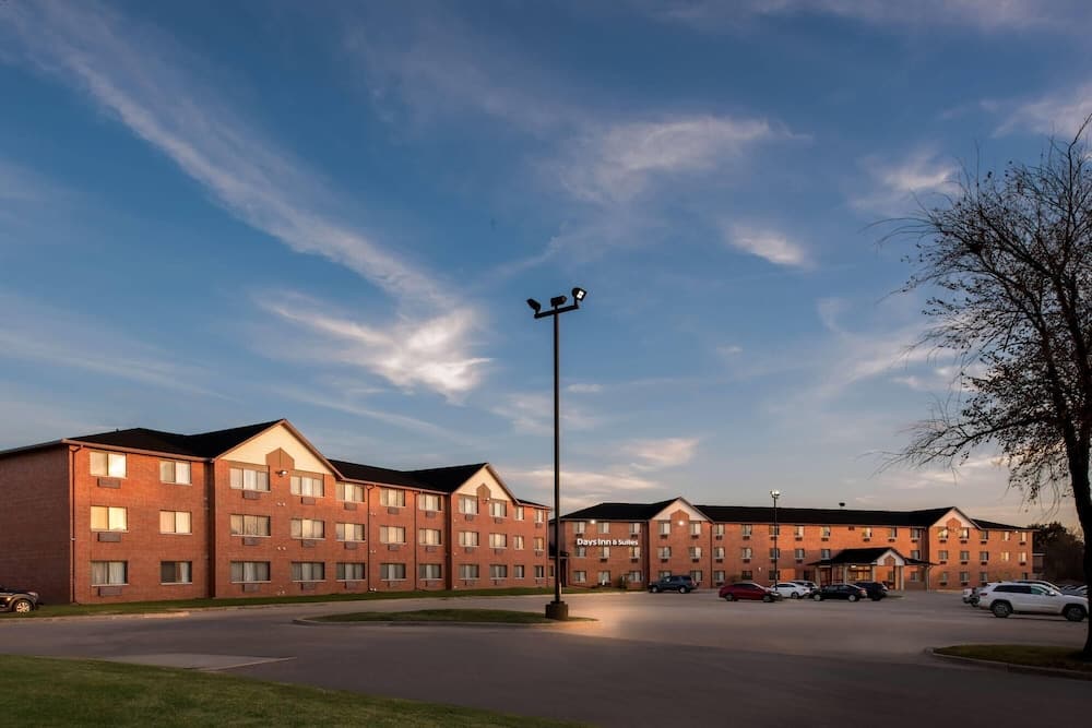 Days Inn & Suites by Wyndham Des Moines Airport 1