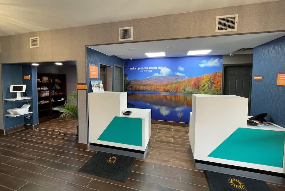 La Quinta Inn & Suites by Wyndham Fayetteville I-95 2