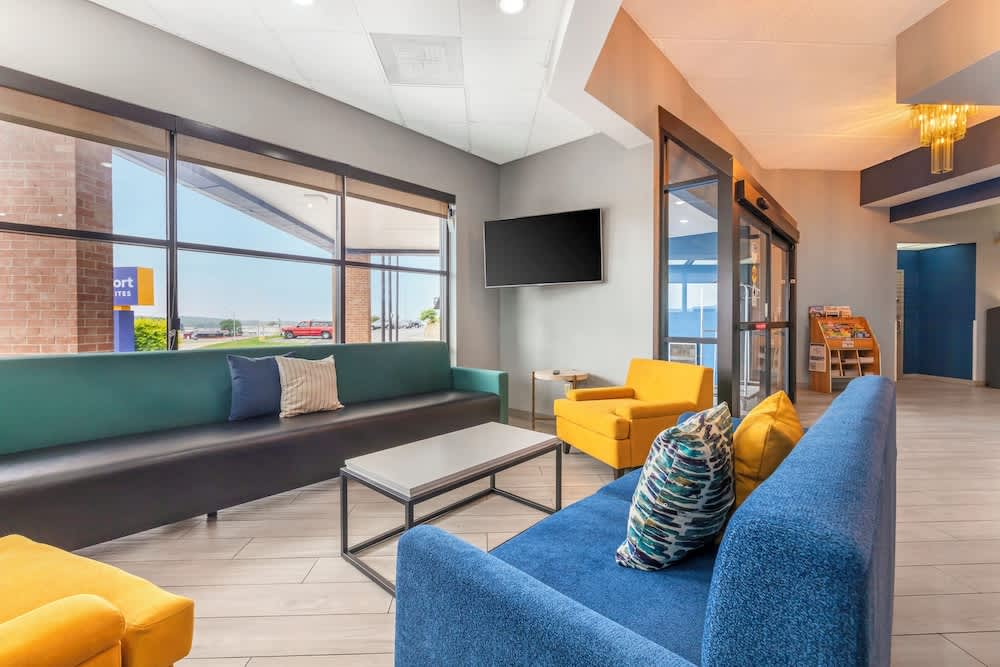 Comfort Inn & Suites Madison - Airport 2