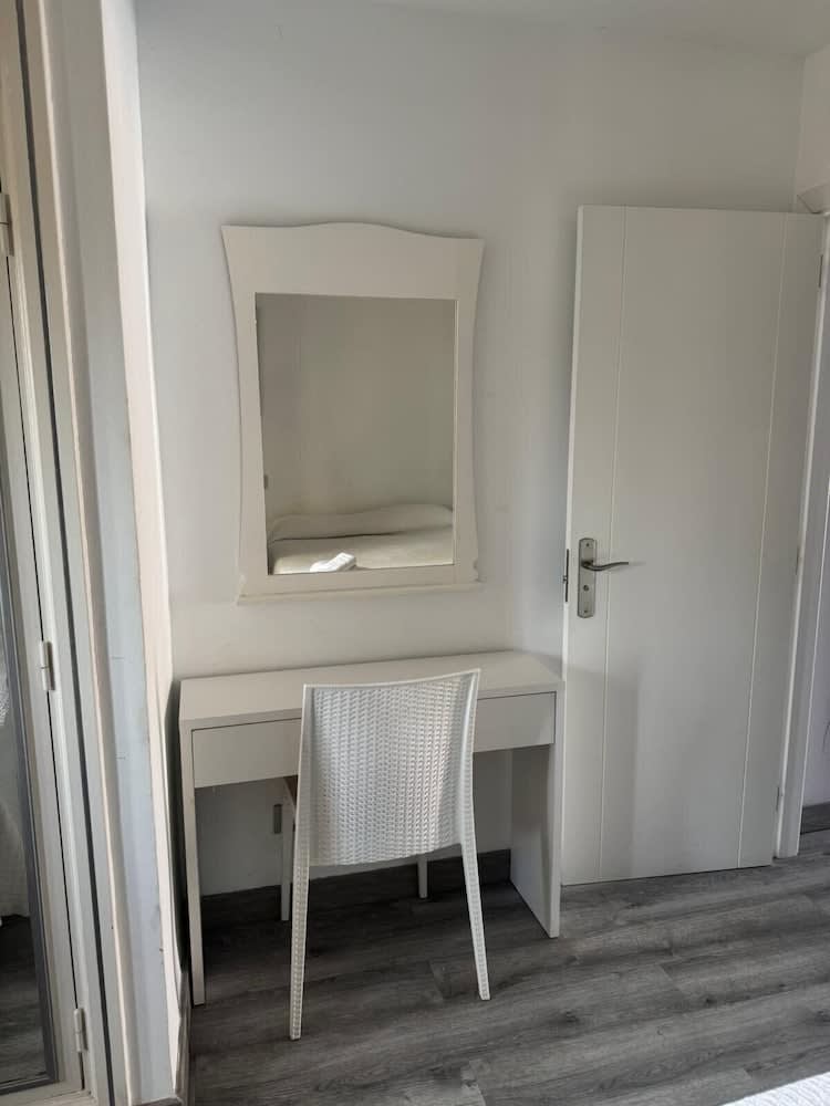 Las Americas 1-Bed Apt Sleeps 5 Pool Parking 2