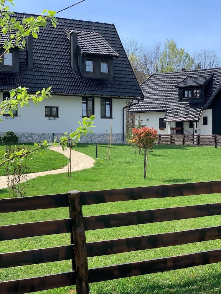 Plitvice Falls Cottage - Luxury rooms & Dinner 1