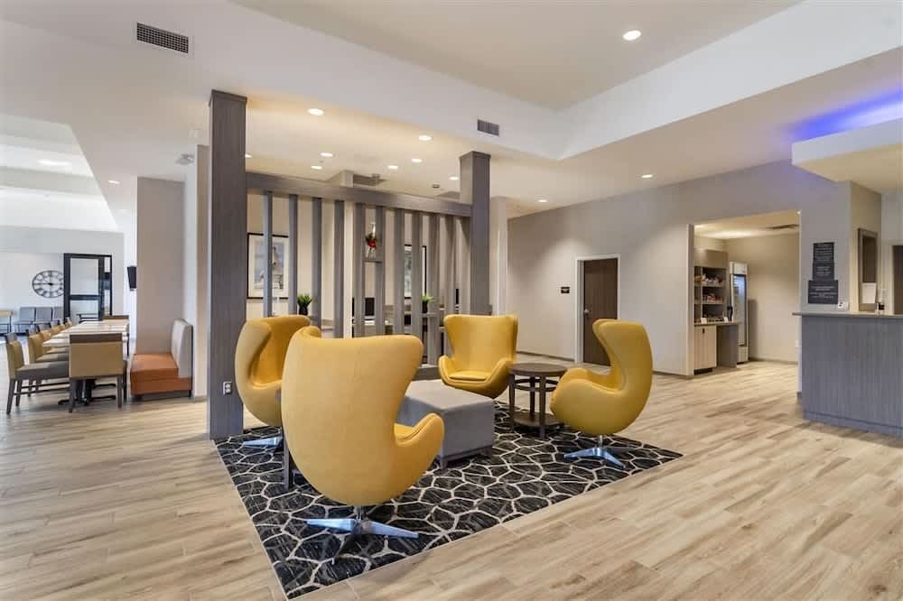 Comfort Suites Grandview - Kansas City 2
