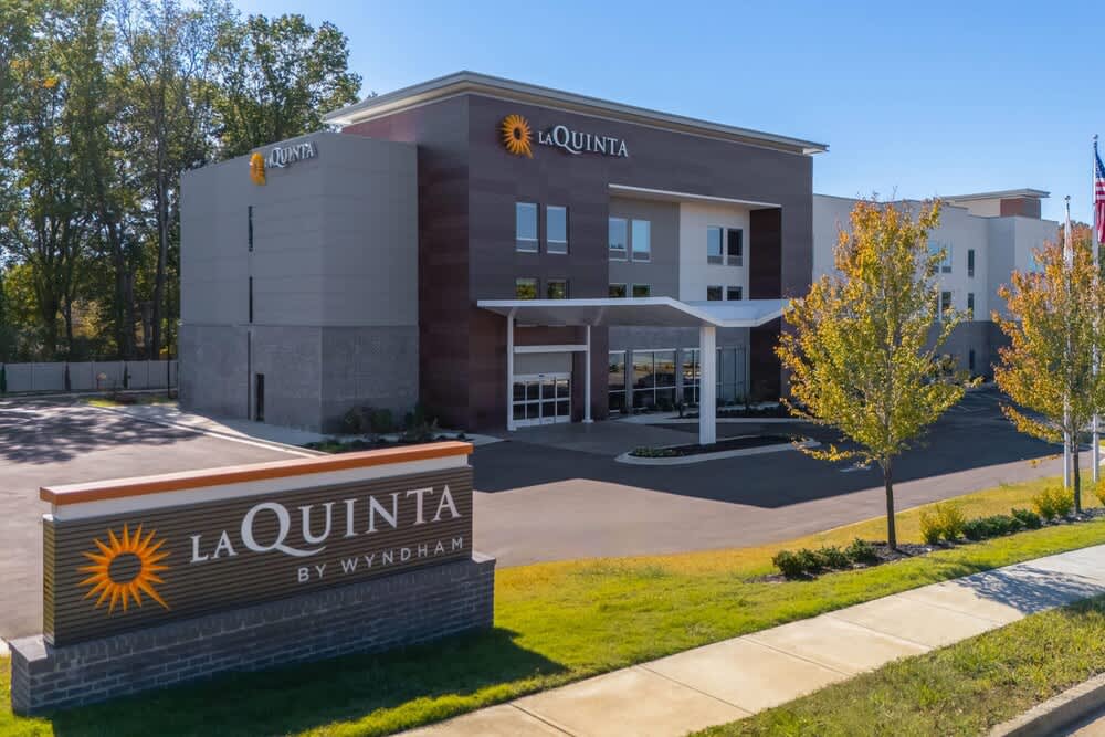 La Quinta Inn & Suites by Wyndham Olive Branch 1
