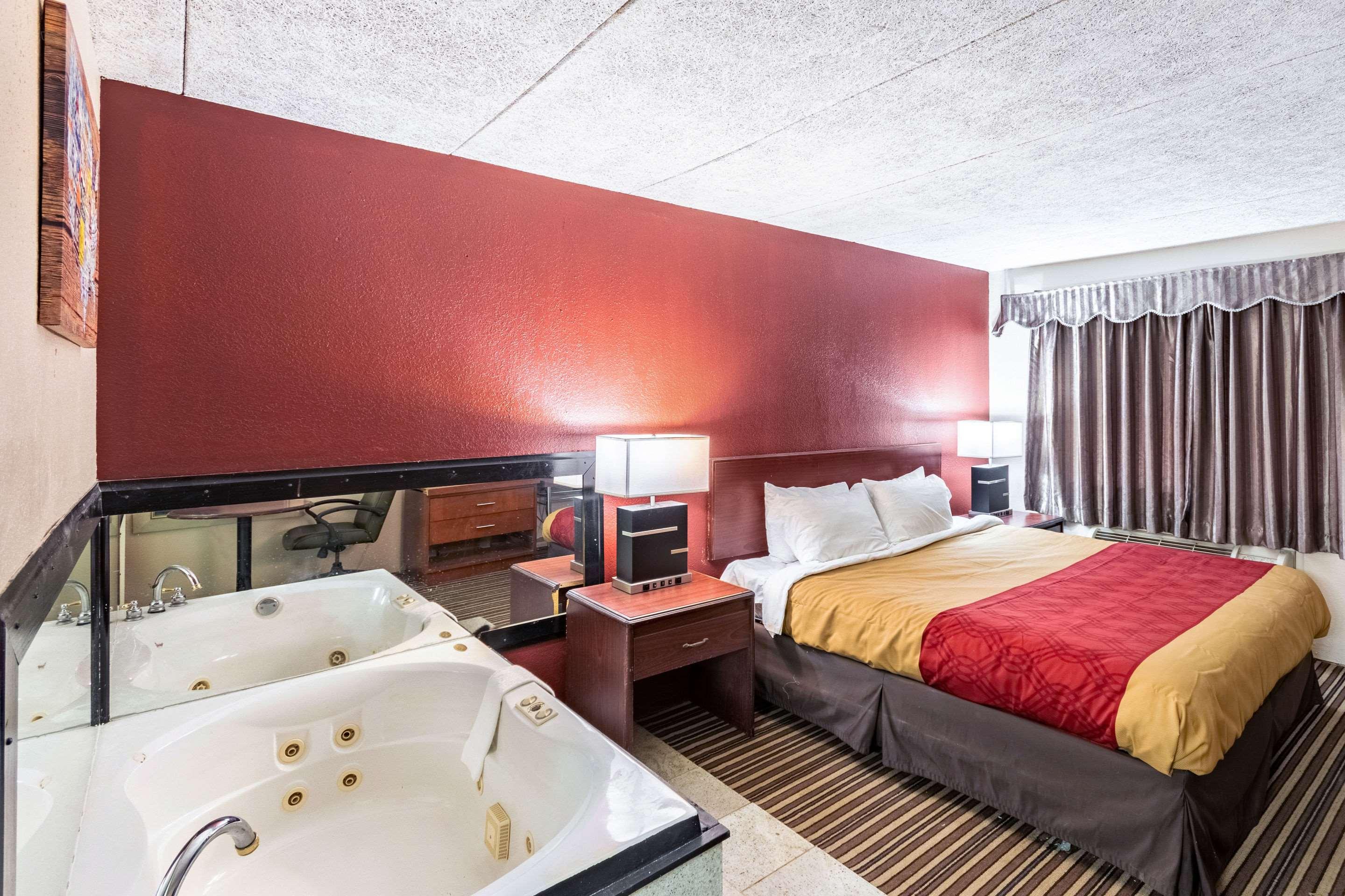 Econo Lodge (Zanesville) 1