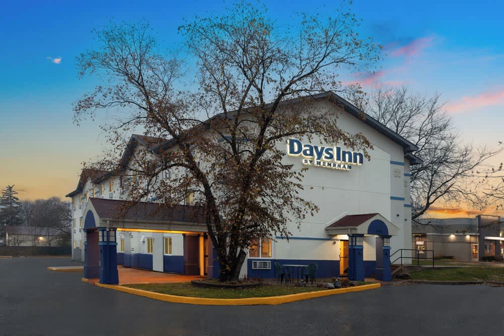 Days Inn by Wyndham Waukegan 1