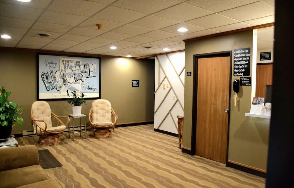 Super 8 by Wyndham Antigo 2