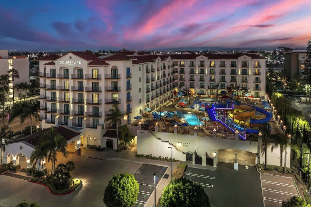 Courtyard by Marriott Anaheim Theme Park Entrance 1