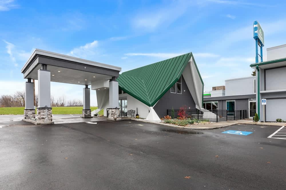 Wingate by Wyndham Geneva at SPIRE Academy 1