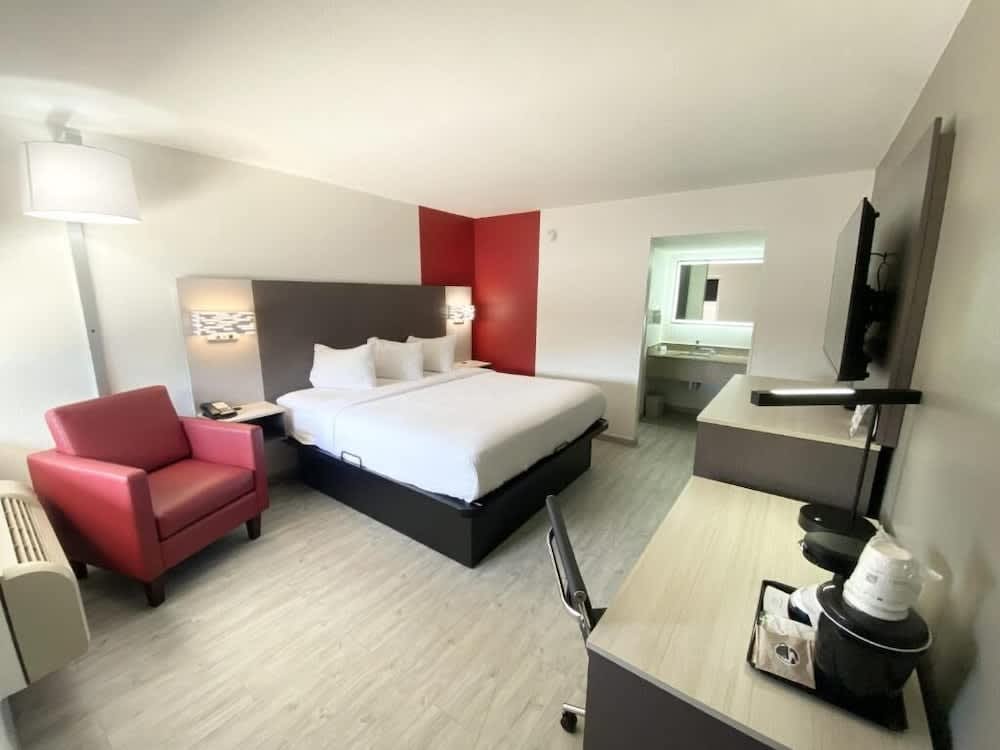 Ramada by Wyndham Tuscaloosa 1