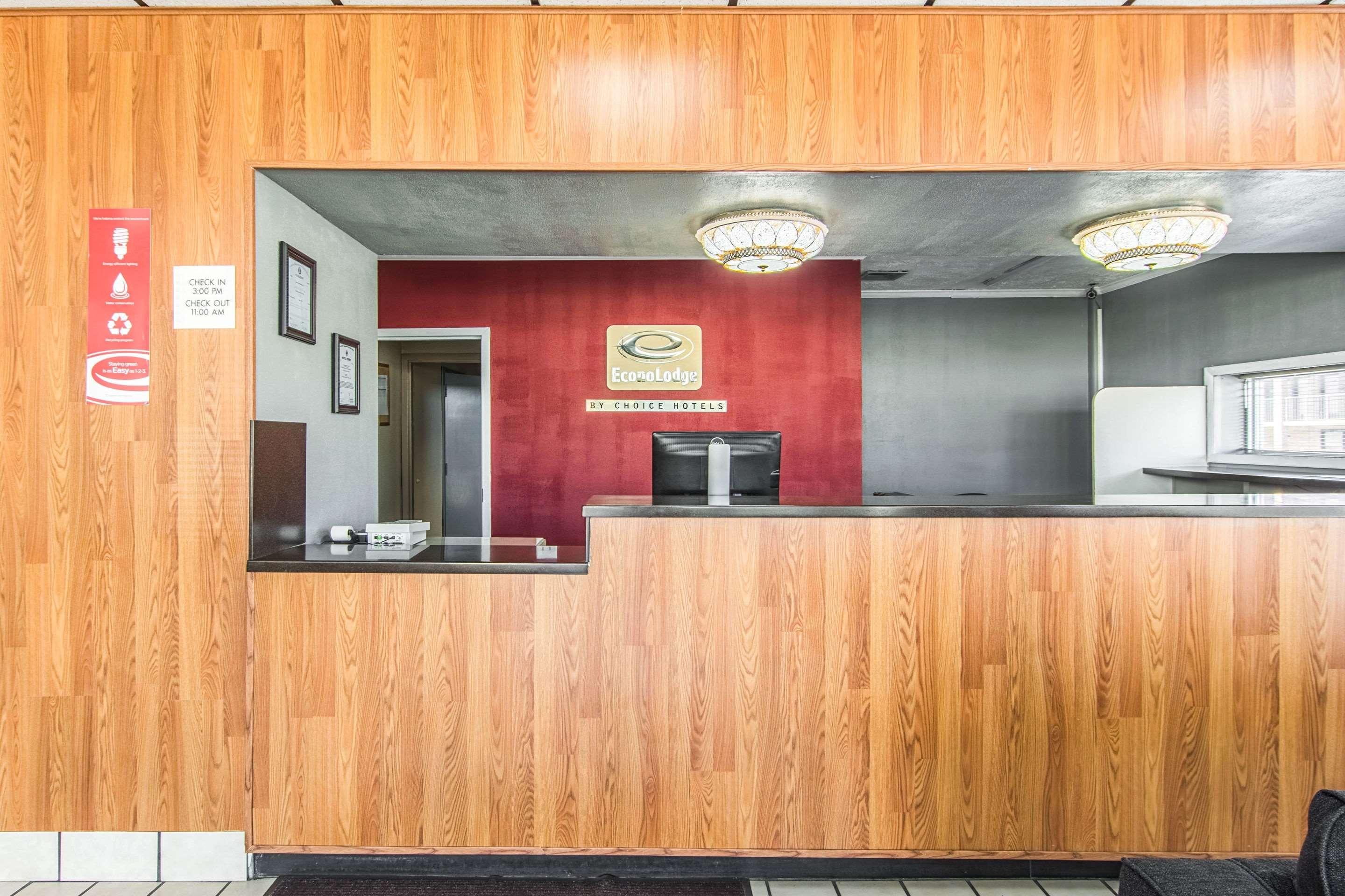 Econo Lodge 2