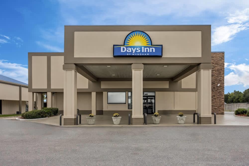 Days Inn by Wyndham Adel I-75 1