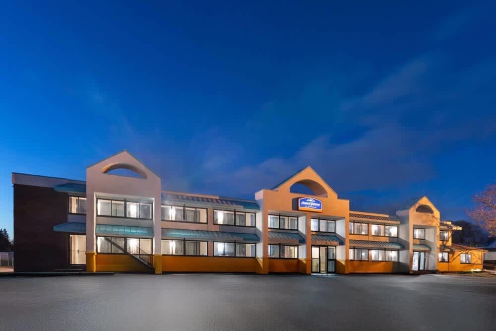 Howard Johnson by Wyndham Malden Boston Area 1