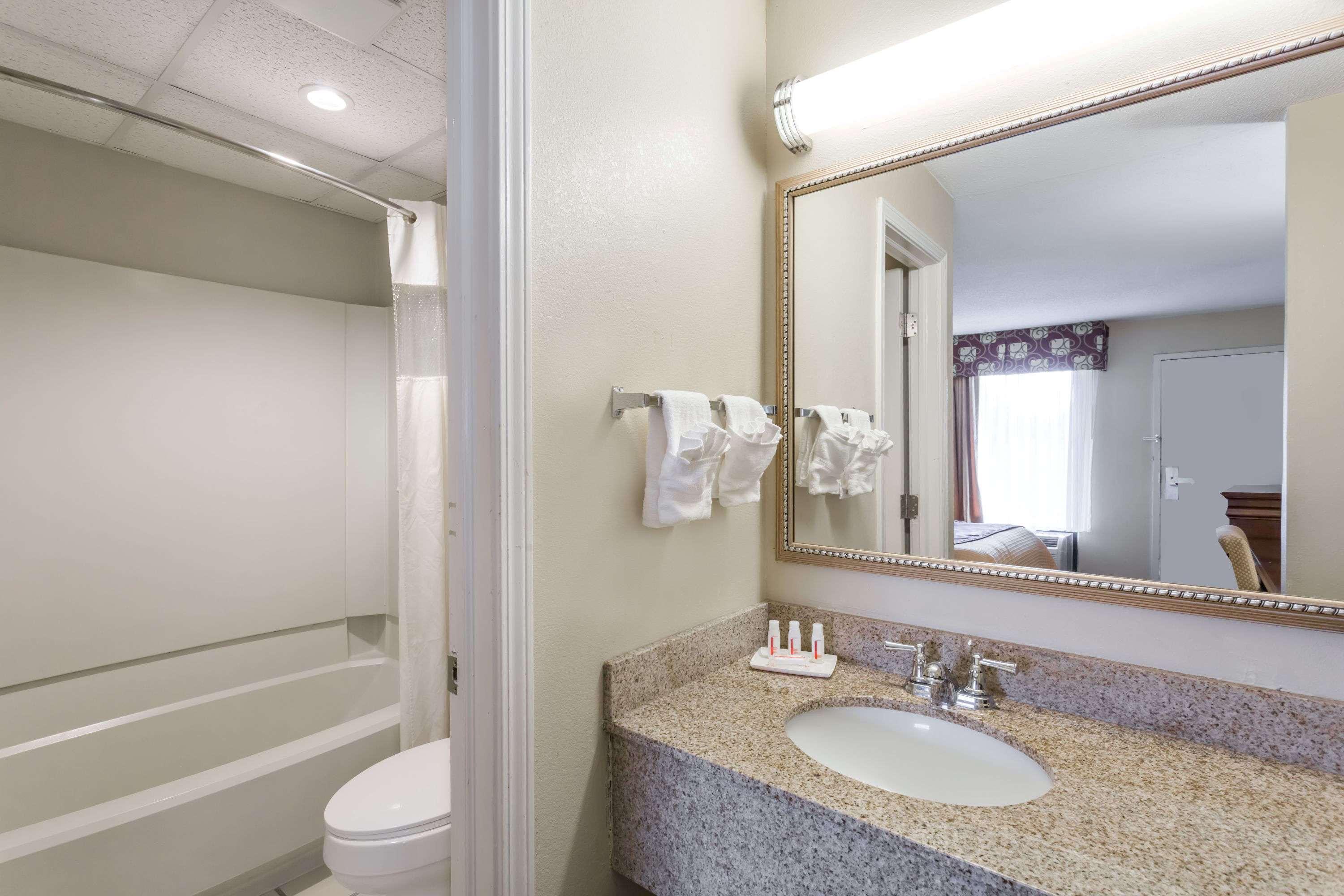 Days Inn by Wyndham Orangeburg 2