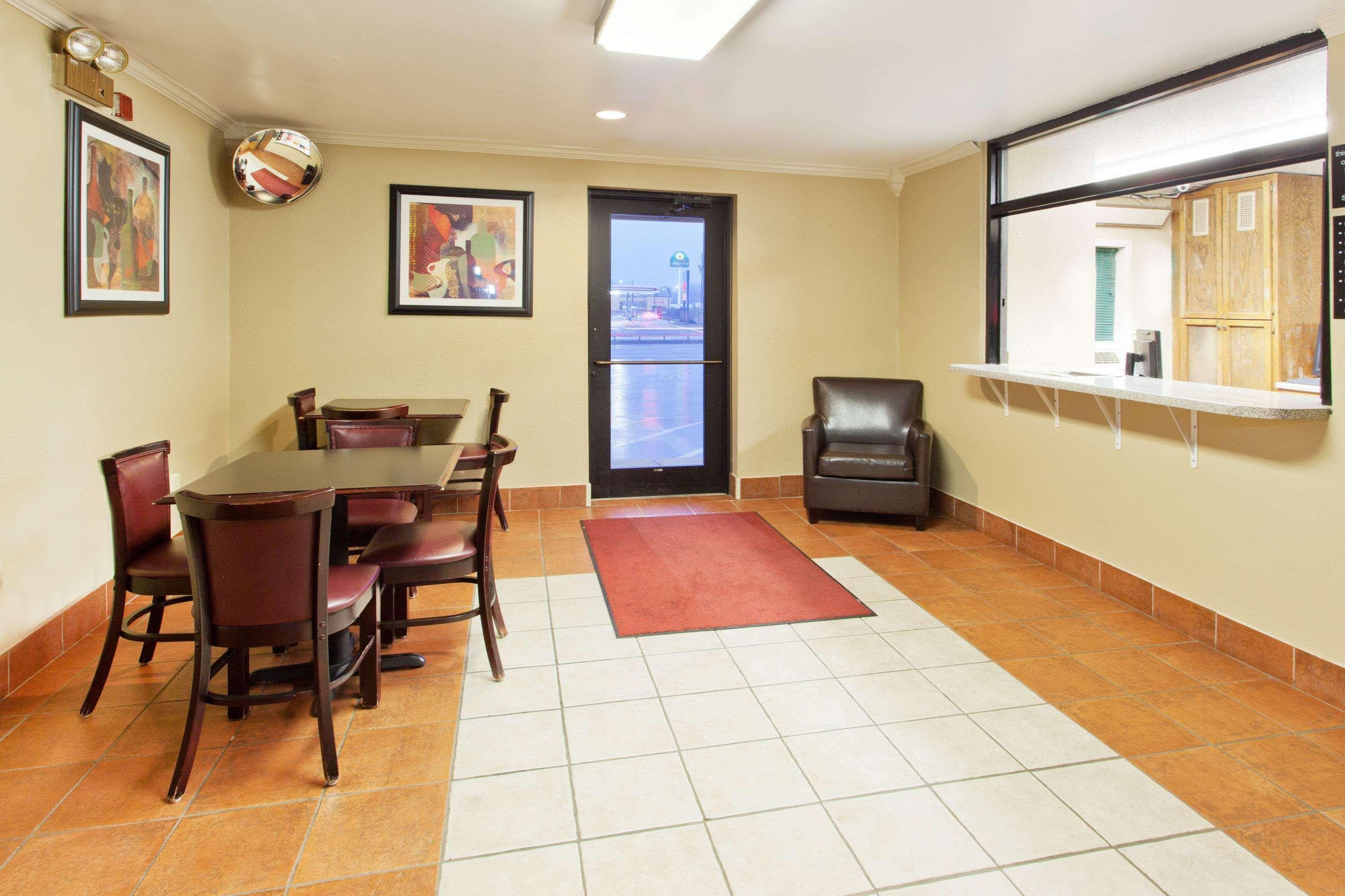 Super 8 By Wyndham Tuscaloosa 1