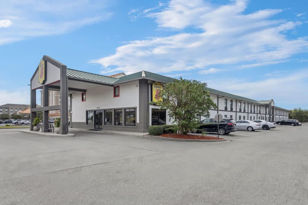 Super 8 by Wyndham Valdosta GA I-75 1
