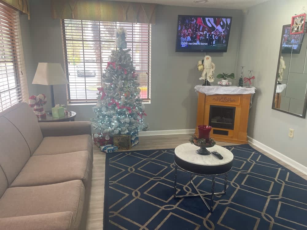 Red Roof Inn & Suites Hinesville Renovated with breakfast 2