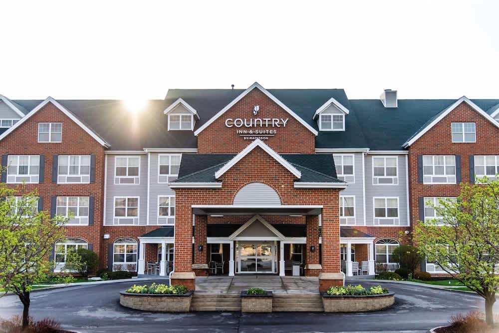 Country Inn & Suites by Radisson, Milwaukee West Brookfield , WI 1