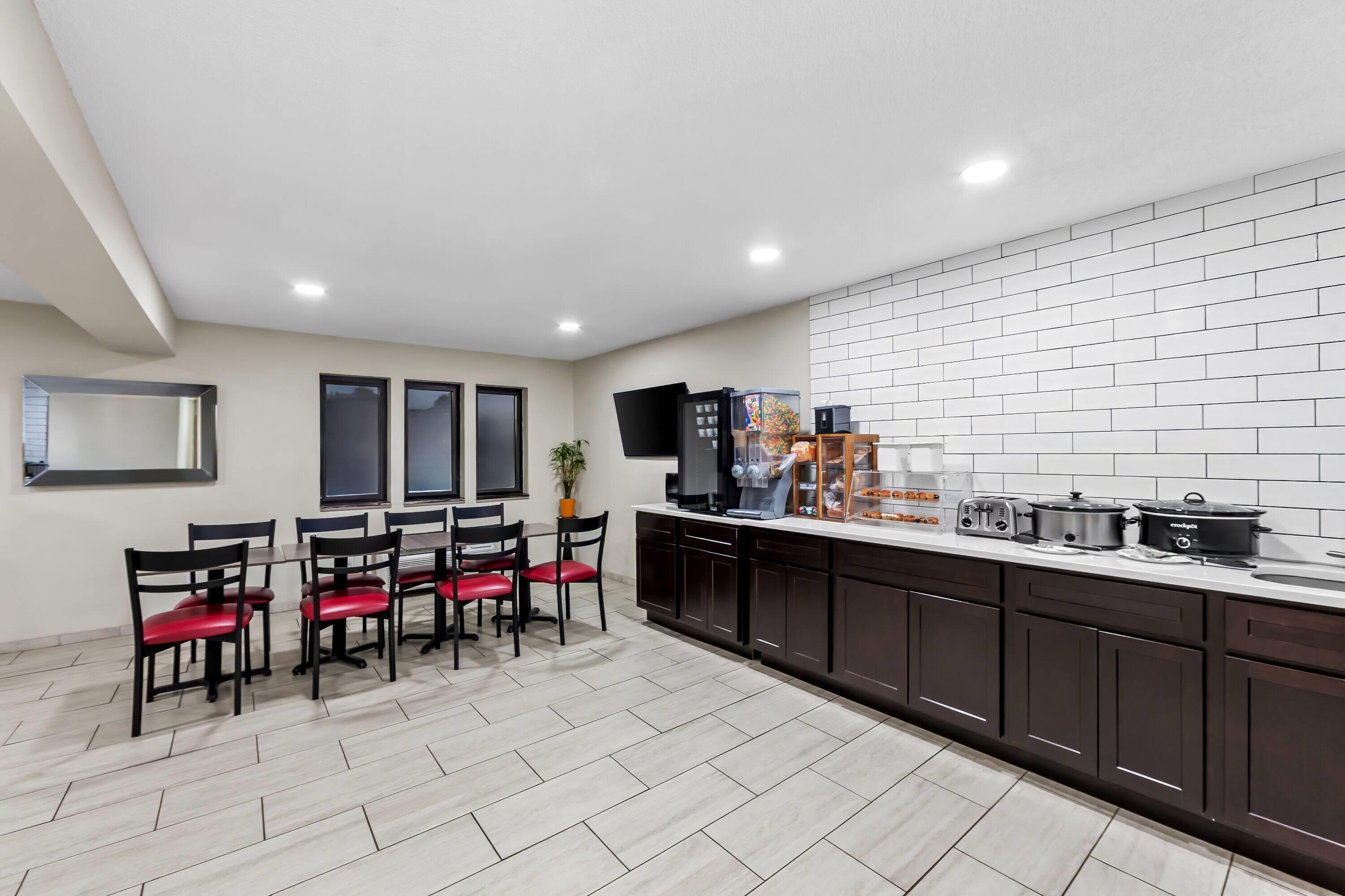 Super 8 by Wyndham Marston 2
