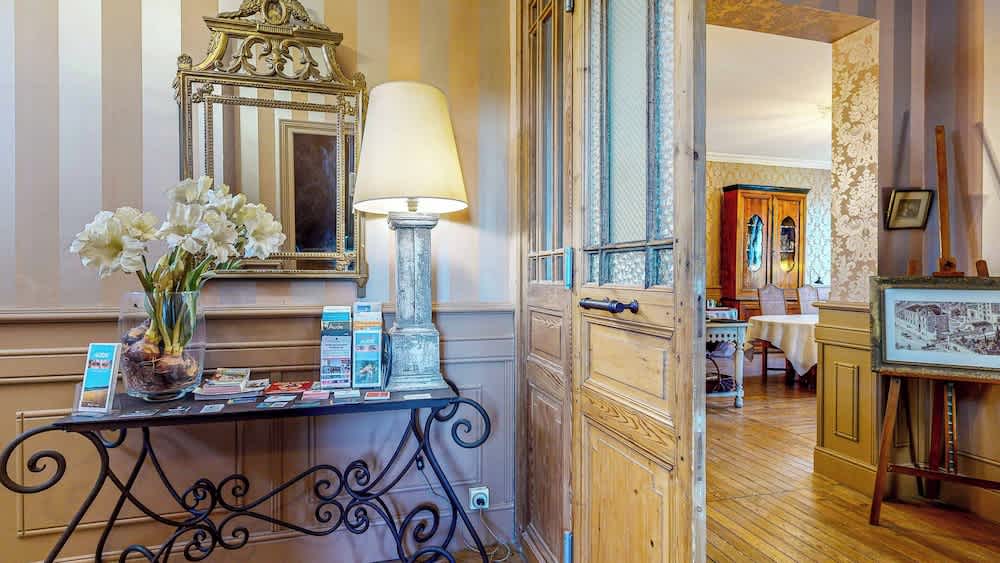 Demeure Saint Louis Historic manor, City 700m, free parking,A C,Clim,WIFI, city view, Garden 2