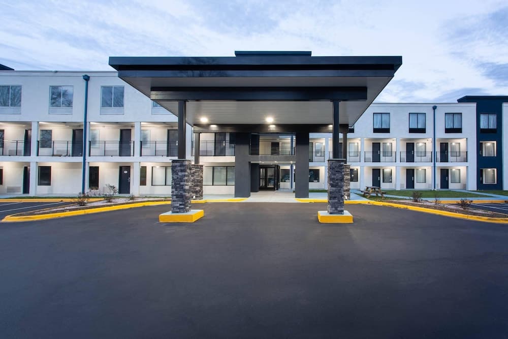 Clarion Pointe 1