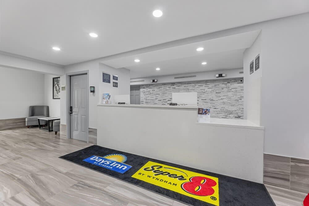 Super 8 by Wyndham Texas City - Galveston Area 2