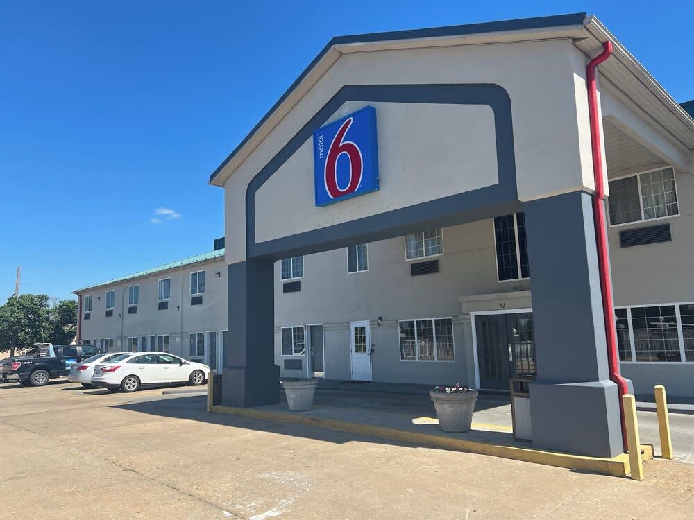 Motel 6 Tulsa, OK Airport 1