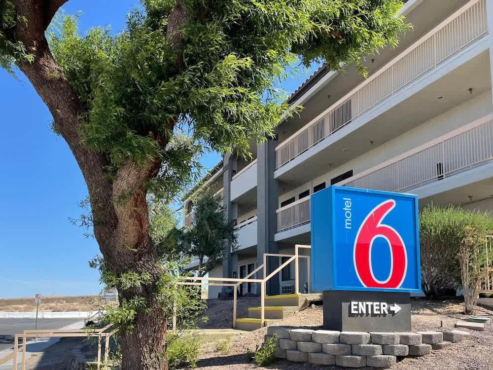 Motel 6 Barstow, CA - Lenwood Road 1