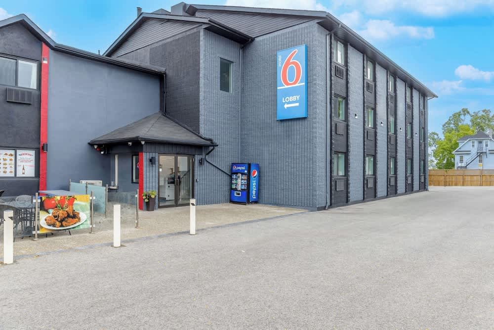 Motel 6 Niagara Falls, ON – Near the Falls 1