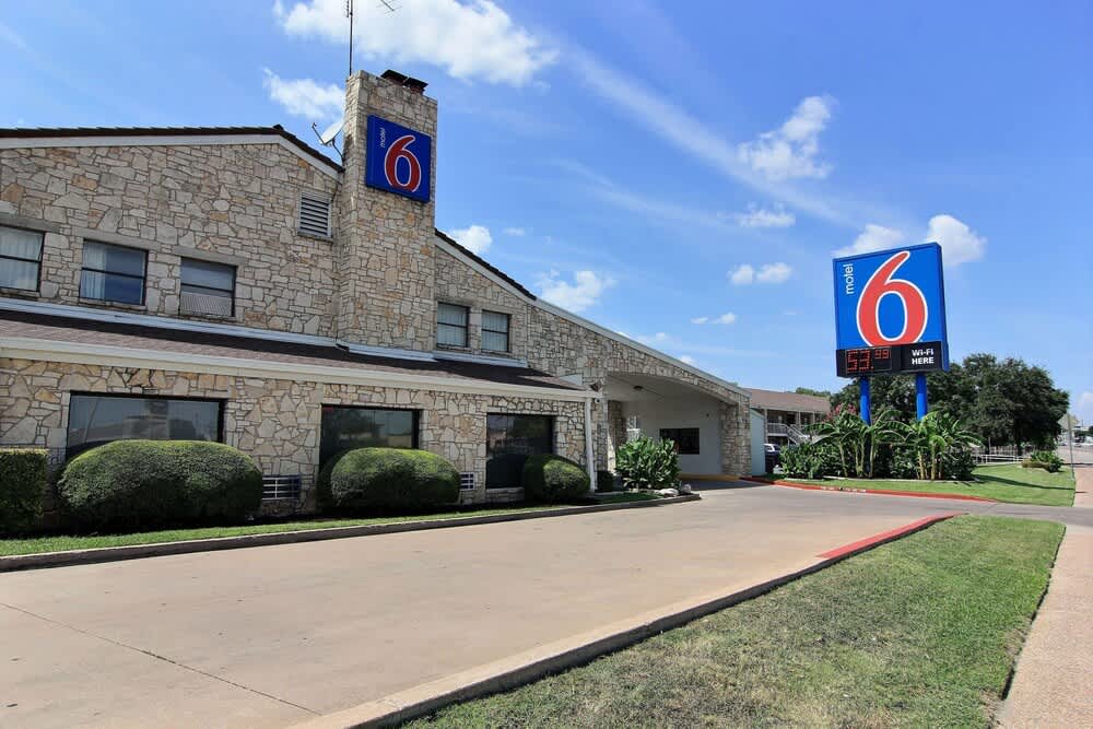 Motel 6 Austin, TX - Central Downtown UT 1