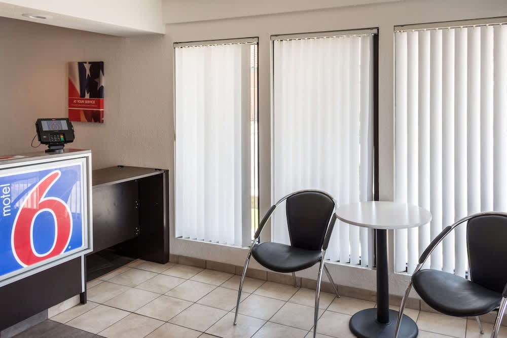 Motel 6 Bakersfield, CA - Convention Center 2