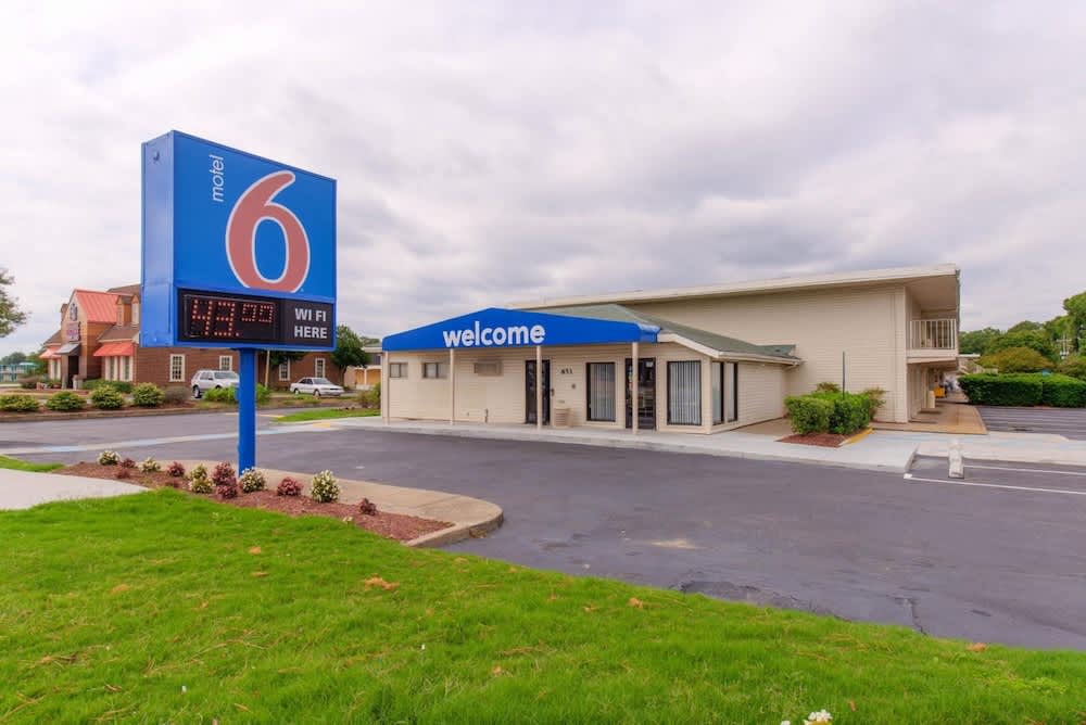 Travelodge by Wyndham Norfolk Airport 1
