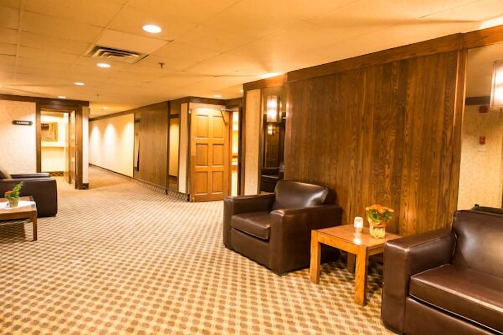 Travelodge by Wyndham Winnipeg Airport West 2