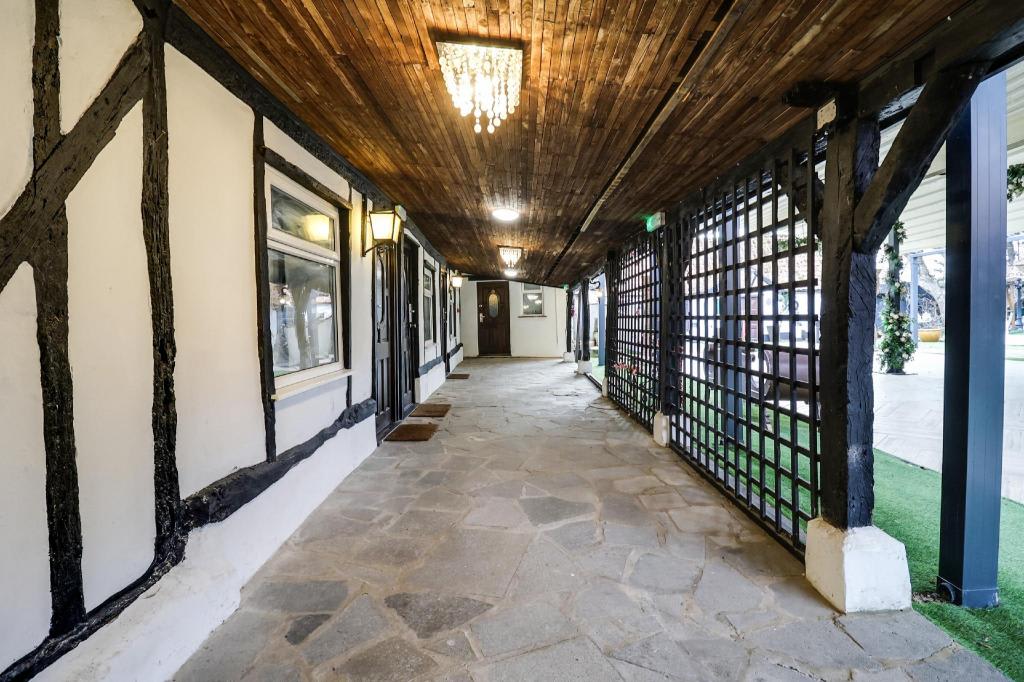 OYO Tudor oaks lodge 1