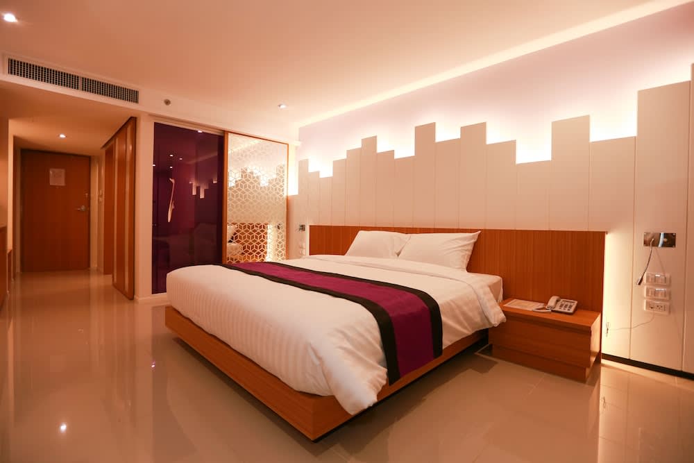 The Whisper Hotel 1