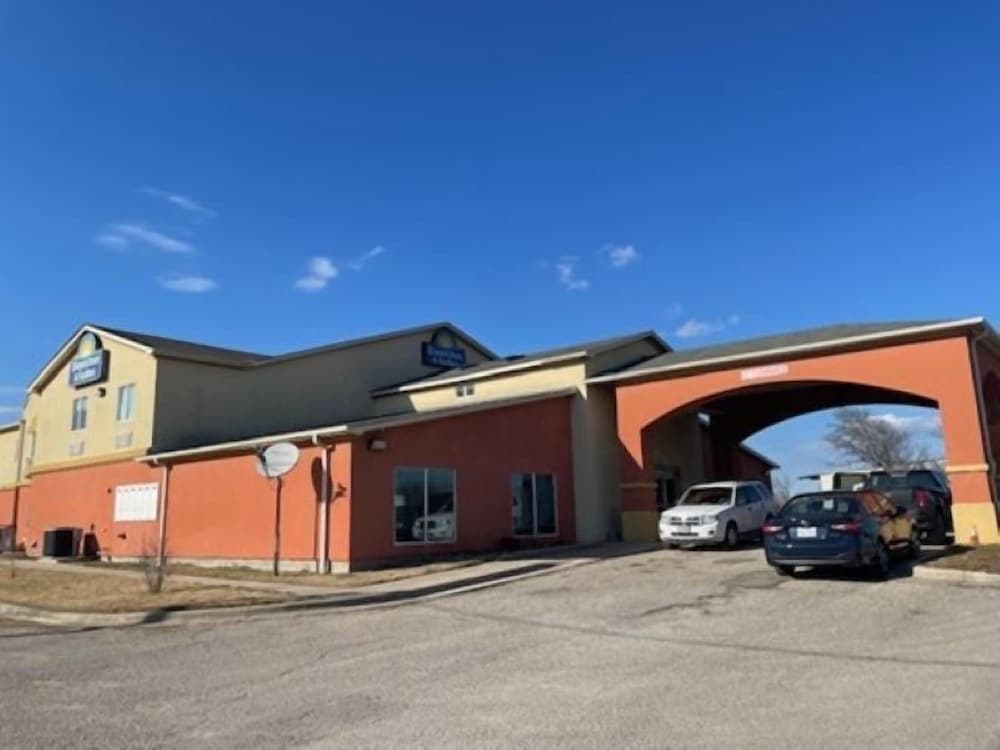 Days Inn & Suites by Wyndham Marquez 1