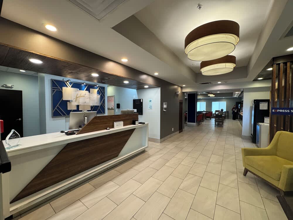 Holiday Inn Express & Suites CINCINNATI-BLUE ASH by IHG 2