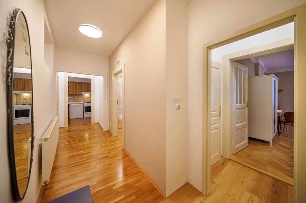 Old Town - 3 Bedroom 3 Bathroom & Kitchen Apartment Templova 2